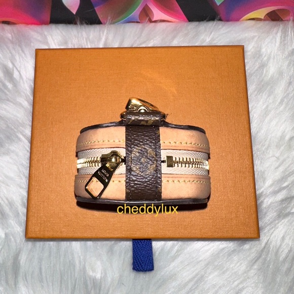 🦄🦄🦄 Authentic Rare Louis Vuitton Horizon Round Purse - Picture 3 of 7